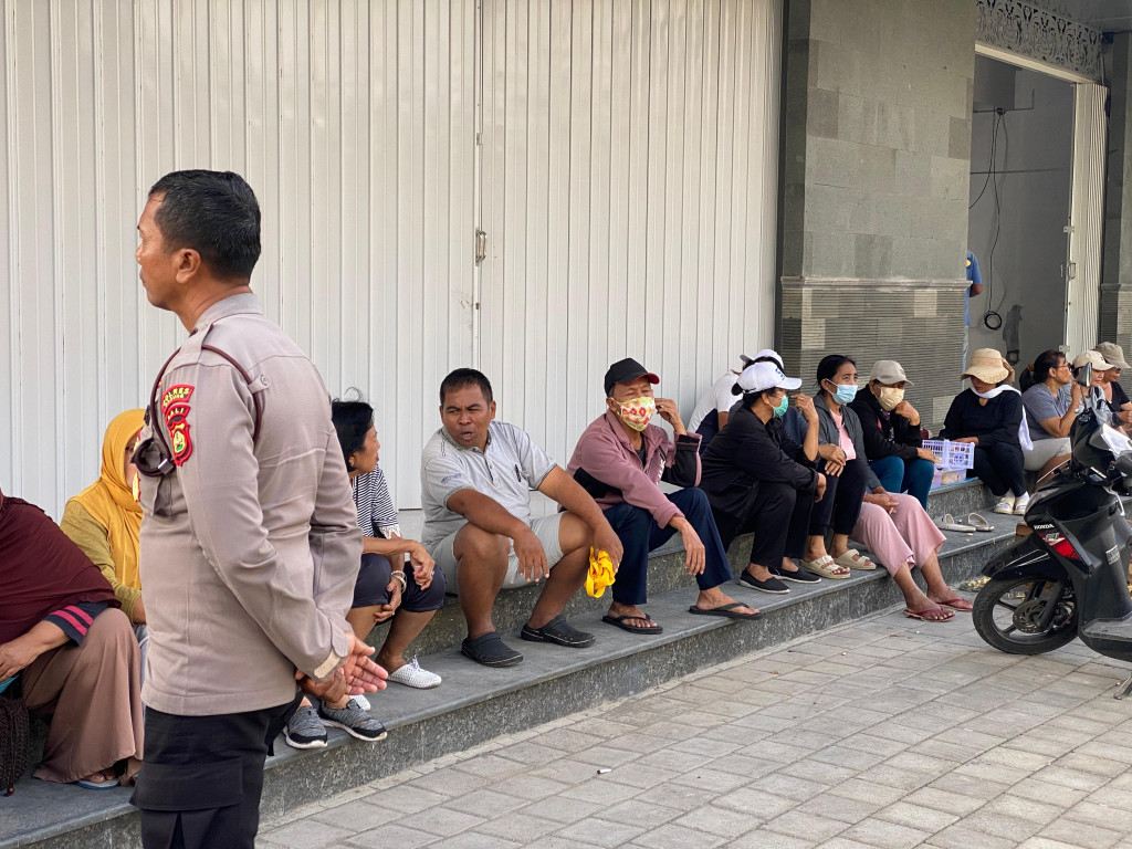 Antusias Masyarakat Desa Dalung, Menunggu Sembako Pasar Murah yang Digelar Polri